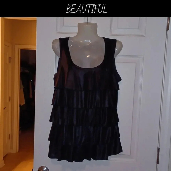 💙🌹 BLACK top with ruffles in front - Picture 5 of 13
